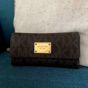 Michael Kors Checkbook Wallet in Brown